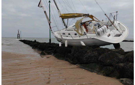 Courseulles : un voilier sur l'enrochement